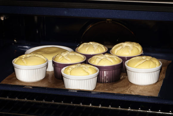 כמה תבניות סופלה בתנור | Shutterstock, Marina Onokhina