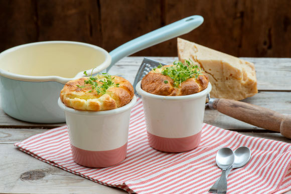 אפשר לאפות סופלה מתוק או מלוח, עם שוקולד או גבינה, ירקות או בשר. שני גביעים של סופלה גבינה