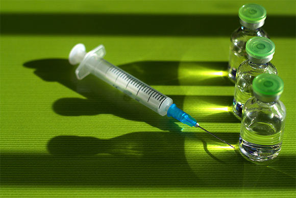 התרכיב החדש מראה תוצאות טובות, דומות לחיסונים שכבר בשימוש. חיסוני קורונה | צילום אילוסטרציה: Marina Shutterstock