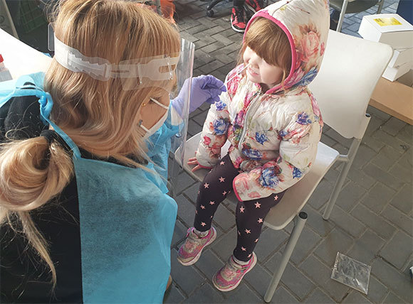 בדיקת קורונה לילדה בחולון, דצמבר 2021 | צילום: Roman Yanushevsky, Shutterstock