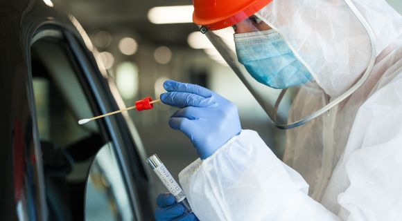 כיתוב: בדיקת קורונה ברכב, בניסיון לצמצם את התפשטות וריאנט אומיקרון | צילום: Cryptographer, Shutterstock