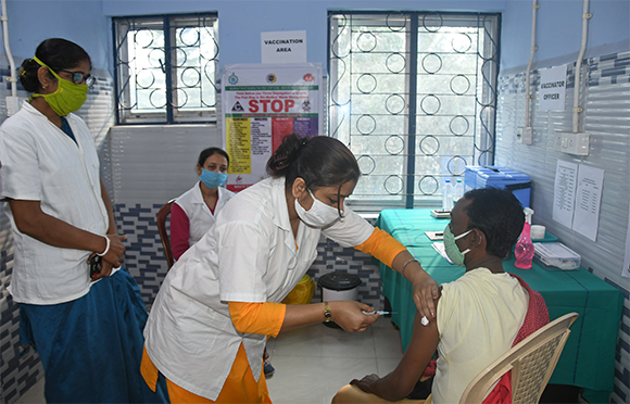 חיסוני קורונה, בחבל מערב בנגל, שבצפון מזרח הודו | צילום: Sanjoy Karmakar, Shutterstock