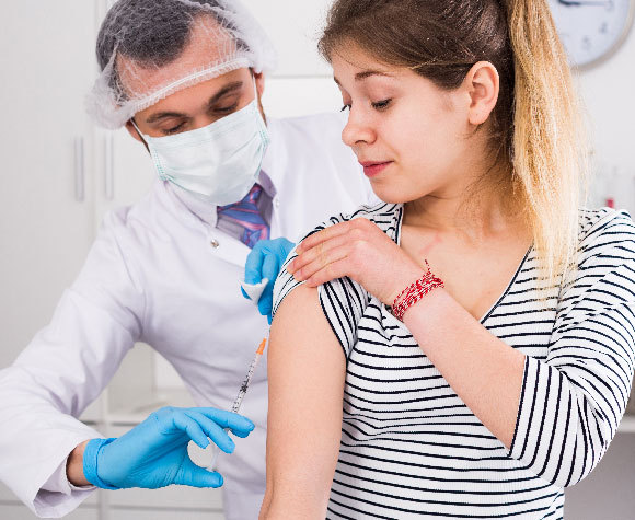 רופא נותן חיסון לנערה | Shutterstock, Iakov Filimonov
