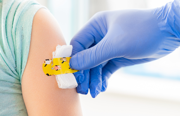 ילדה אחרי חיסון קורונה | צילום: Ira Lichi, Shutterstock