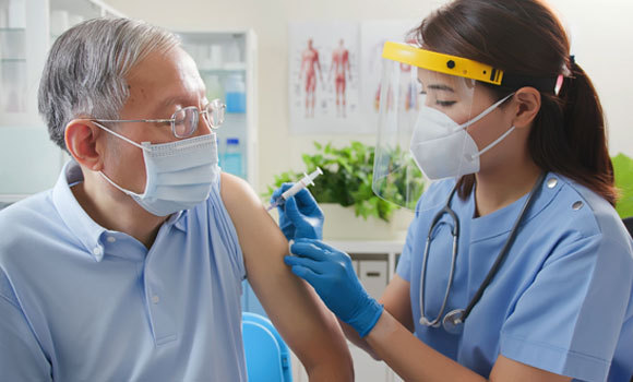 חיסון אדם מבוגר | צילום: aslysun, Shutterstock