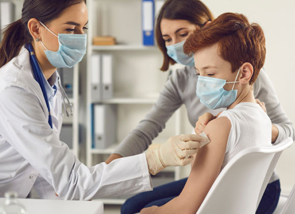 ילד מקבל חיסון | צילום: Studio Romantic, Shutterstock