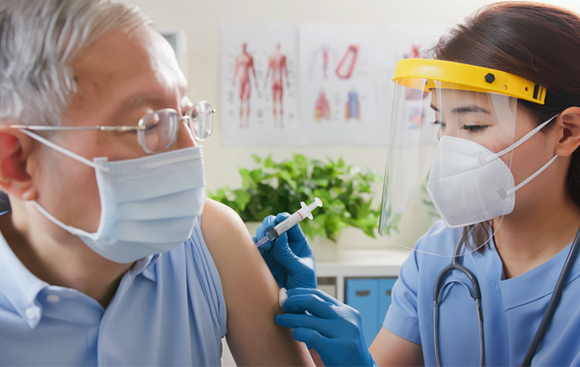 קצב החיסון ממשיך לעלות, ועומד על כ-20 מיליון מנות ביממה. אחות נותנת חיסון לגבר | Shutterstock, aslysun