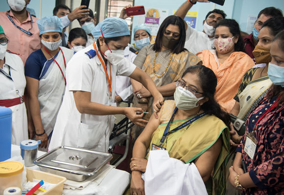 מנהלת בית חולים במומבאי מקבלת חיסון | צילום: Manoej Paateel, Shutterstock