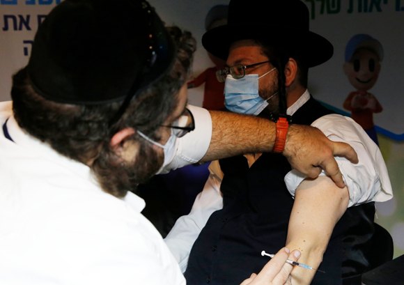 חיסון קורונה בירושלים | צילום: Gil Cohen Magen, Shutterstock