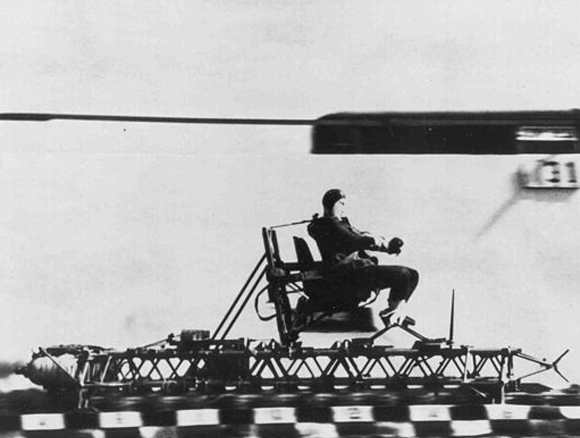 ניפץ מוסכמות מדעיות, וגם כמה עצמות בגופו. סטאפ על המזחלת הרקטית | צילום: חיל האוויר האמריקאי, מקור: ויקיפדיה, נחלת הכלל