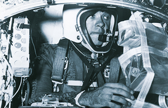 הרופא שחזר ממלחמת קוריאה ועבר משיגור קופים בטילים לתכנון טיסות בלון מאוישות. סיימונס | צילום: חיל האוויר האמריקאי