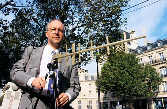 Numerous studies that were conducted along the years found no relation between cellular phone use and ailment. A scientist measuring electromagnetic radiation emitted from a cellular phone antenna | Philippe Psaila, Science Photo Library