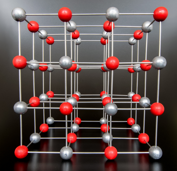 מודל של גביש נתרן כלורי | magnetix, Shutterstock