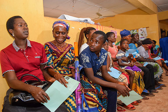 אנשים ממתינים בתור לטיפול רפואי בניגריה | Oni Abimbola, Shutterstock