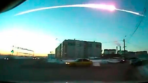 פיצוץ המטאוריט בשמי צ'ליאבינסק ב-2013 | צילום: SPUTNIK / SCIENCE PHOTO LIBRARY