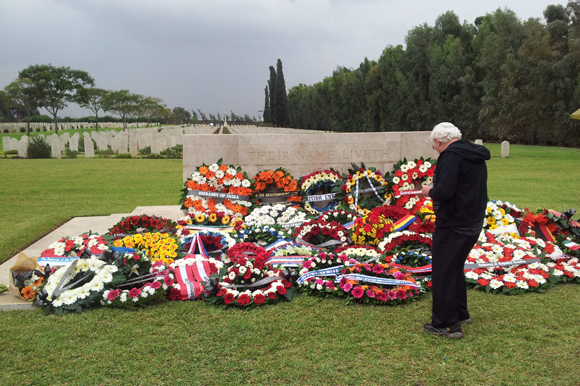 קס יום הזיכרון בבית הקברות הצבאי הבריטי ברמלה, זר פרחי פרג מלאכותיים נח בין הזרים הטריים | ויקיפדיה, Ranbar