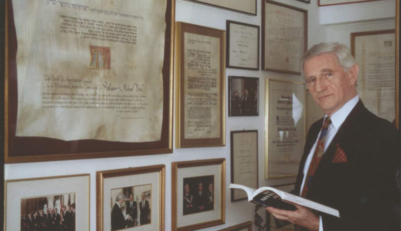 מיכאל סלע במשרדו במכון ויצמן למדע בשנות ה-90 | צילום: מכון ויצמן למדע