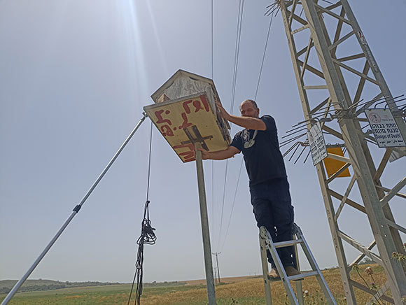 יואב מוטרו על תיבת קינון בשדות קיבוץ נען | צילום: איתי נבו