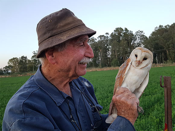 שאול אביאל עם תנשמת | צילום באדיבותו