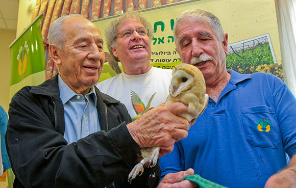 שאול אביאל (מימין) ויוסי לשם (מאחור) מציגים את המיזם לנשיא המדינה לשעבר שמעון פרס | צילום: חגי אהרון