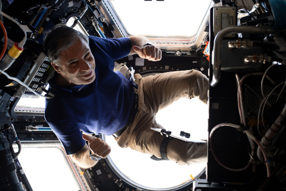 סטיבה מרחף בקופולה - עמדת התצפית מהתחנה על הנוף בכדור הארץ | מקור: משימת רקיע, קרן רמון