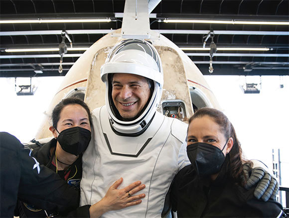 סטיבה נתמך בידי נשות צוות של Axiom ו-SpaceX ביציאה מהחללית אל סיפון ספינת האיסוף | צילום: Axiom Space