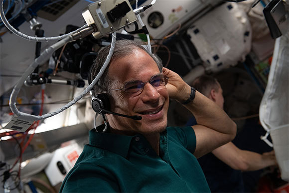 סטיבה נהנה מכל שנייה בתחנת החלל, למרות העומס | מקור: משימת רקיע, קרן רמון