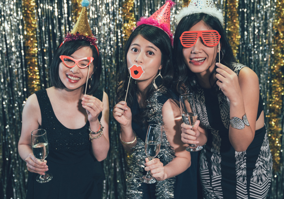 שיחה בין בני אדם היא תחליף לניקוי פרווה אצל קופי אדם, והצחוק יחד מחזק את הקשרים החברתיים | צילום: Shutterstock