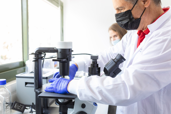 האסטרונאוט איתן סטיבה מתבונן במיקרוסקופ בביקור במפעל אלף פארמס | צילום: נוי עינב, Aleph Farms