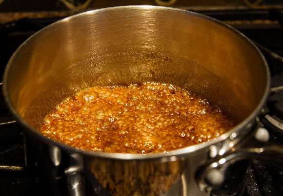 Liquid caramel ready to be glazed on the popcorn | Photo: Karynf, Shutterstock