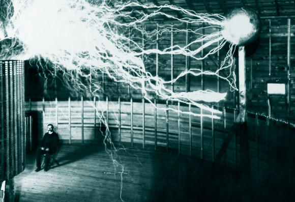 טסלה בהדגמה של "סליל טסלה", 1899 | מקור: NIKOLA TESLA MUSEUM / SCIENCE PHOTO LIBRARY