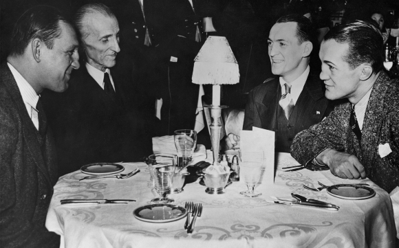 טסלה (שני משמאל) סועד במלונו בניו יורק עם האחים זיביץ', מתאגרפים מקרואטיה, 1940 | NIKOLA TESLA MUSEUM / SCIENCE PHOTO LIBRARY