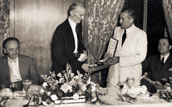 נשאר בתודעה בציבורית. טסלה מקבל בניו יורק אות כבוד מצ'כוסלובקיה, 1937 | מקור: NIKOLA TESLA MUSEUM / SCIENCE PHOTO LIBRARY