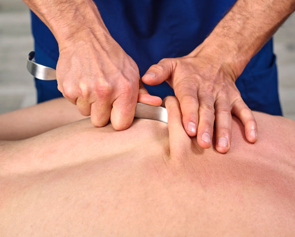 עיסוי גב כחלק מטיפול | Shutterstock