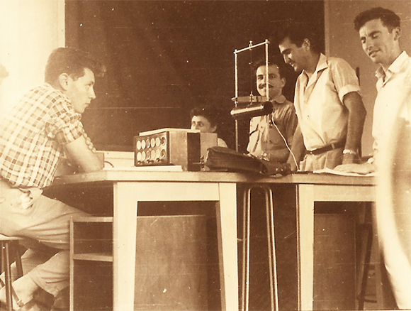 וינוגרד (יושב משמאל) עם עמיתים במעבדה | צילום באדיבות משפחת וינוגרד