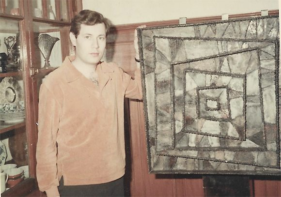 תמיד היה מעניין לשוחח איתו על תרבות ואמנות. וינוגרד עם יצירת אמנות שקנה | צילום באדיבות משפחת וינוגרד