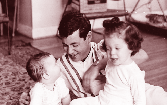 וינוגרד עם בתו סיגל ובנו אלון בדירה בארצות הברית | צילום באדיבות משפחת וינוגרד