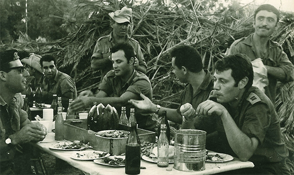 וינוגרד (יושב מימין) בהפוגה מהפעילות המבצעית | צילום באדיבות משפחת וינוגרד