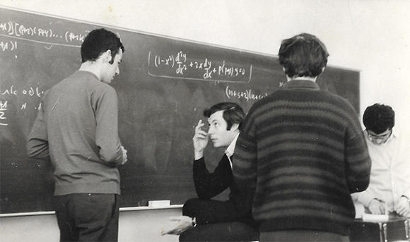 וינוגרד (יושב) עם עמיתים במעבדה | צילום באדיבות משפחת וינוגרד