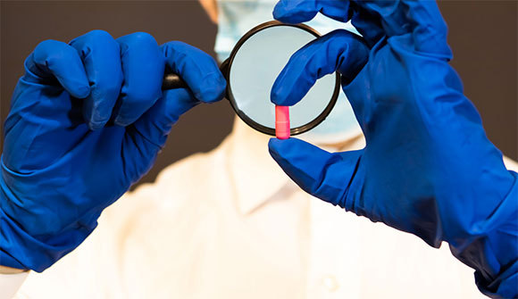 **תמונה של איש מחזיק גלולה** השימוש הנרחב שנעשה באנטיביוטיקה לאורך שנים הוביל להתפתחותם של חיידקים שפיתחו עמידות לרוב סוגי האנטיביוטיקה | צילום: Zolak, Shutterstock