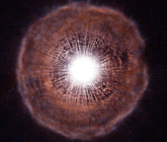 השכבות החיצוניות מתנפחות ופני השטח מתקררים. תהליך התנפחותו של ענק אדום שתועד בטלסקופ החלל האבל | מקור: נאס"א