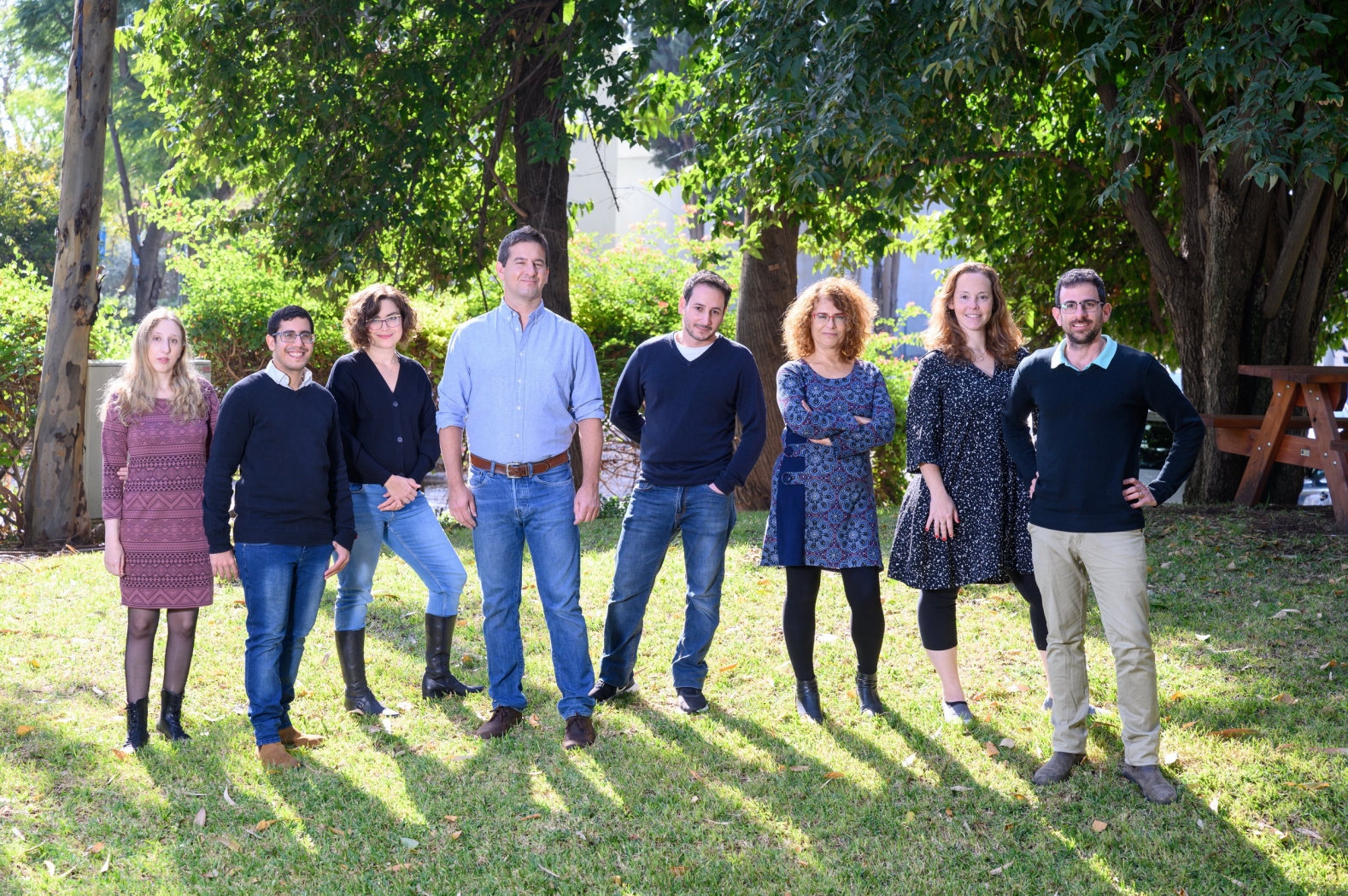 ממצא מפתיע, שעשוי להוביל למחקרים נוספים. הורנשטיין (רביעי משמאל) עם איתן (שנייה מימין), סיאני לבקוביץ (רביעי מימין) וחברים נוספים בקבוצת המחקר | צילום: מכון ויצמן למדע