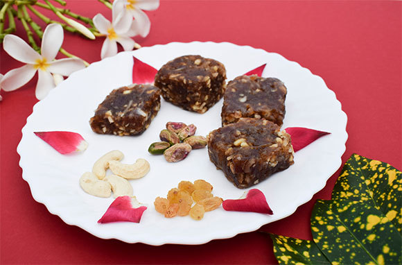 **תמונה של ריבועי תמרים** קאג'ור קי מית'אי: קינוח לסעודות שבירת הצום ברמדאן. | צילום: Rainbow_dazzle Shutterstock