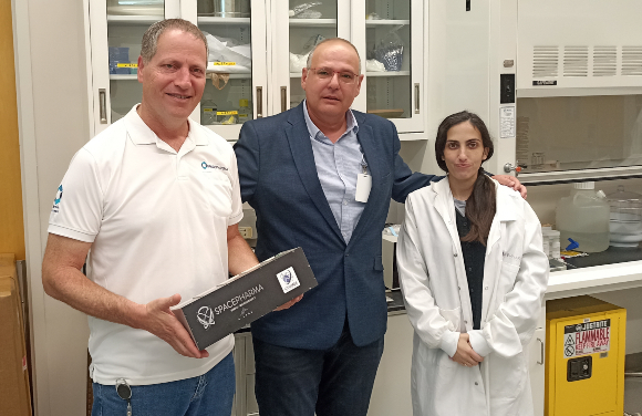 אלמוג לוי בן-חמו (מימין), יוסי ימין ויאיר פויכטונגר עם מערכת הניסוי של ספייס פארמה בקייפ קנאוורל, לפני מסירתה למשימת רקיע | צילום: איתי נבו