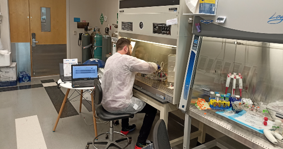 ויטלי רוקין בשלב ההכנות האחרונות של מערכת הניסוי למשימת רקיע | צילום: איתי נבו