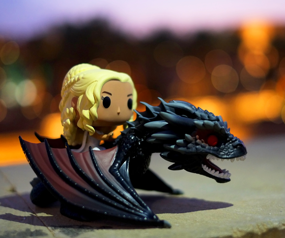 דיינריס על דרוגון | Shutterstock