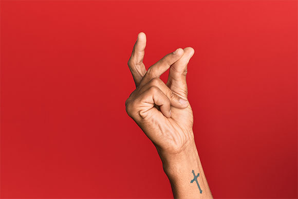 שלב הטעינה: האגודל מחזיק את האמה במקומה ומאפשר לה לצבור אנרגיה פוטנציאלית | צילום: krakenimages.com, Shutterstock