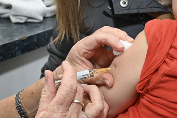 פוגעות רק בבני אדם ויש נגדן חיסון בטוח ויעיל. ילד מקבל חיסון משולש (MMR) נגד חצבת, חזרת ואדמת | צילום: Dr P. Marazzi / Science Photo Library