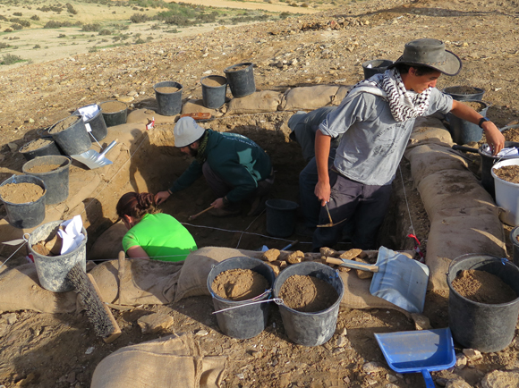 חפירה בתלי האשפה של חלוצה | גיא בר-עוז