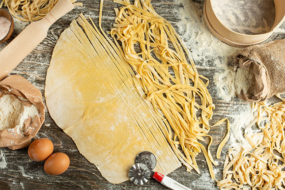 בצק של פסטה טריה נחתך לרצועות | Shutterstock, Anton27